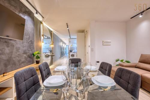 Χώρος καθιστικού στο Sunsets, Silence & Style, Xlendi Gozo with Terrace by 360 Estates