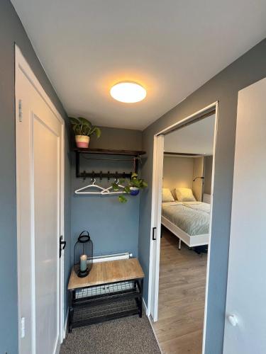 a room with a bed and a table and a mirror at Bed and Breakfast Verlaat in Oude-Niedorp