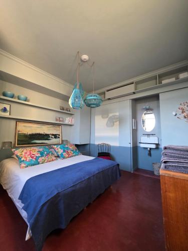 une chambre avec un lit et deux lumières bleues dans l'établissement Maison des Remparts Intra-Muros spacieuse Patio avec Bassin Wifi Parking Gratuit, à Aigues-Mortes