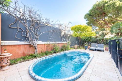 une piscine dans une cour clôturée dans l'établissement 3-Br Apartment with Private Pool & Sea View, à Cannes