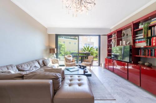 3-Br Apartment with Private Pool & Sea View