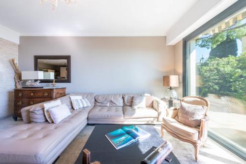 3-Br Apartment with Private Pool & Sea View