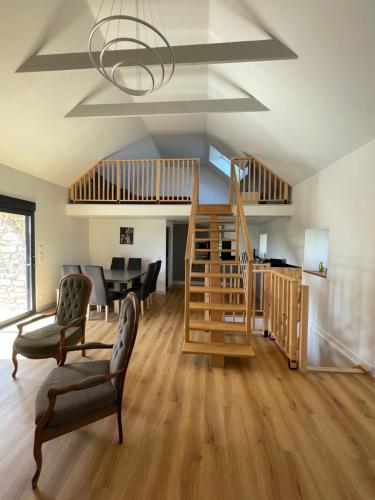 un salon avec un escalier et une salle à manger dans l'établissement Ty Coz, à Saint-Pol-de-Léon