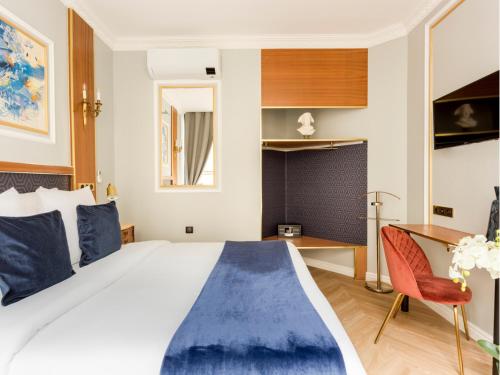 une chambre avec un grand lit et un bureau dans l'établissement Merveil - Luxury Suite - Louvre - Reaumur I, à Paris