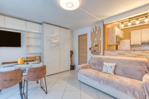 un salon avec un canapé et une table dans l'établissement Sunshine, à La Grande Motte