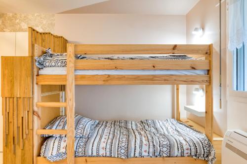 a bunk bed room with two bunk beds at Sunshine in La Grande-Motte
