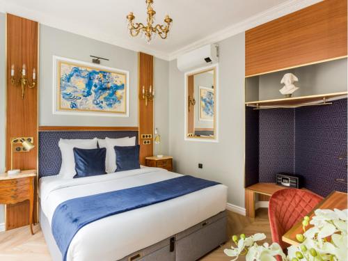 une chambre d'hôtel avec un grand lit et un bureau dans l'établissement Merveil - Luxury Suite - Louvre - Reaumur I, à Paris