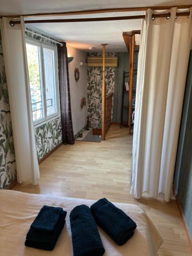 deux oreillers noirs posés sur un lit dans une chambre dans l'établissement la saline, à Peyriac-de-Mer