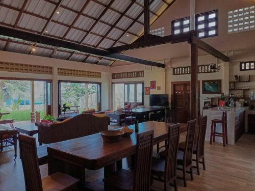 a living room with a table and chairs at Beach Front Villa, Saphli beach, Chumphon,Thailand in Ban Tha Samet (1)