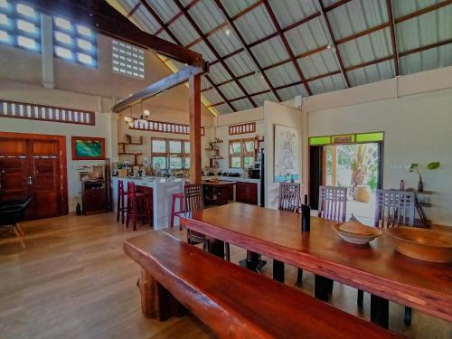 a dining room with a table and a kitchen at Beach Front Villa, Saphli beach, Chumphon,Thailand in Ban Tha Samet (1)