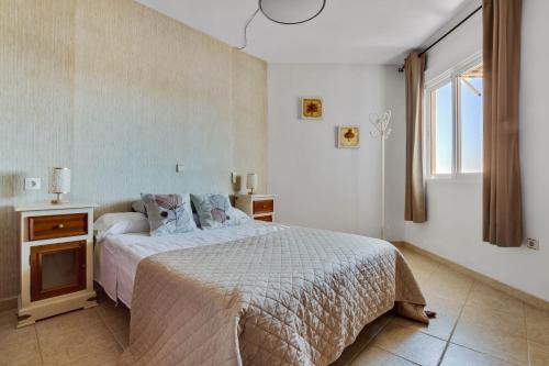 een slaapkamer met een bed en een raam bij Santa Amalia 51 by IVI Real Estate in Torremolinos