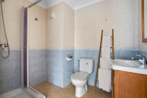 een badkamer met een toilet, een wastafel en een douche bij Santa Amalia 51 by IVI Real Estate in Torremolinos
