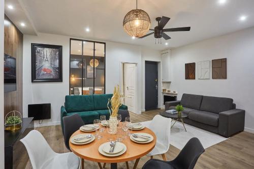 un salon avec une table et un canapé dans l'établissement Sublime flat in the centre of Paris by Studioprestige, à Paris