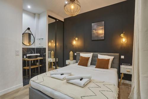 une chambre avec un grand lit avec deux oreillers dessus dans l'établissement Sublime flat in the centre of Paris by Studioprestige, à Paris