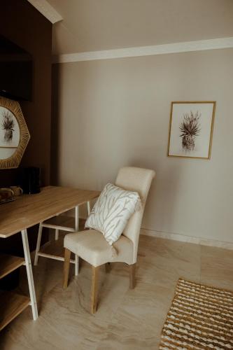 Ruang duduk di Out of Africa Town Lodge