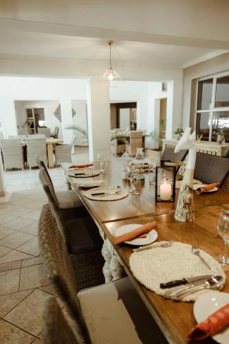 Ruang duduk di Out of Africa Town Lodge