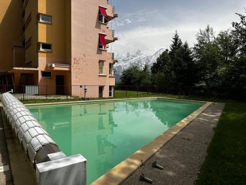 une piscine devant un immeuble dans l'établissement Mont Blanc view on a 40m2 Terrace, à Passy
