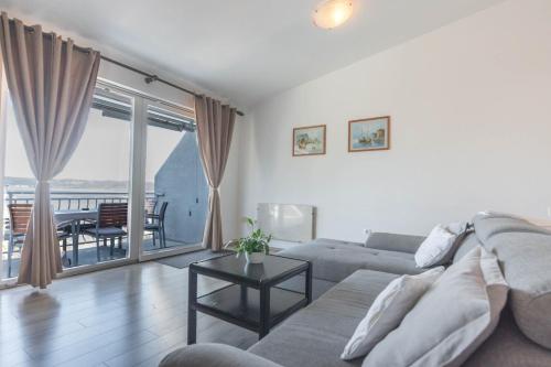 salon z kanapą i stołem w obiekcie Apartment Rajna w Biogradzie na Moru