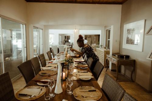 Ruang duduk di Out of Africa Town Lodge