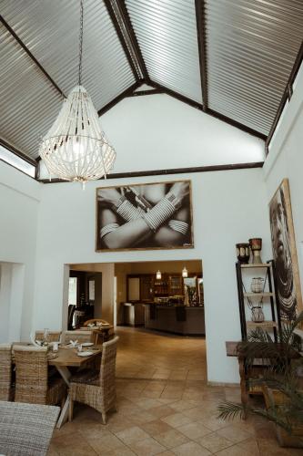 Ruang duduk di Out of Africa Town Lodge