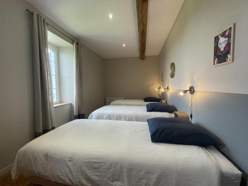 a bedroom with two beds and a window at Prat in Livron
