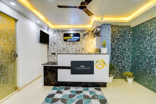 a lobby with a reception desk and a ceiling fan at Townhouse GRAND ADDRESS HOTEL AND BANQUET in Ghaziabad