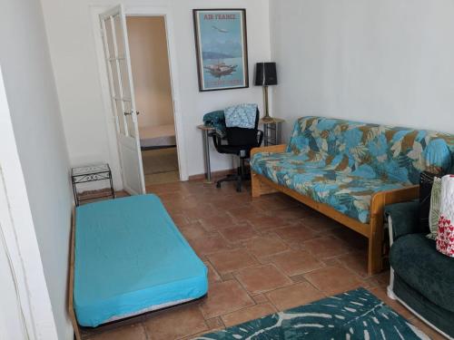 un salon avec un canapé et une chaise dans l'établissement Vacances à Sète, à Sète