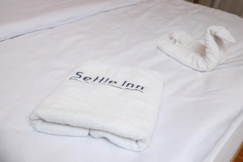 カイロにあるSettle Inn Al Rehab City Aのベッド(白いタオル付)