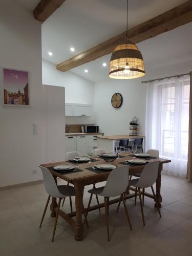 une salle à manger avec une table et des chaises en bois dans l'établissement Maison Stellas, à Fontiès-d'Aude