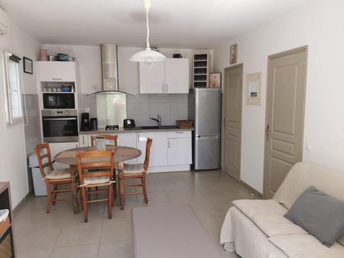 une cuisine et un salon avec une table et des chaises dans l'établissement U Casetta, à Patrimonio