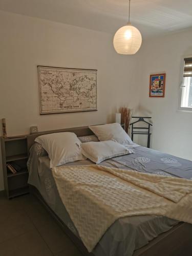 - un lit dans une chambre avec une carte murale dans l'établissement U Casetta, à Patrimonio