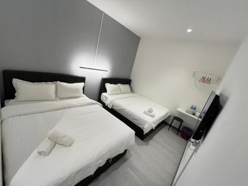 A bed or beds in a room at Self Check-In - Havona Hotel Plentong
