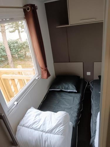 Llit o llits en una habitació de mobilhome