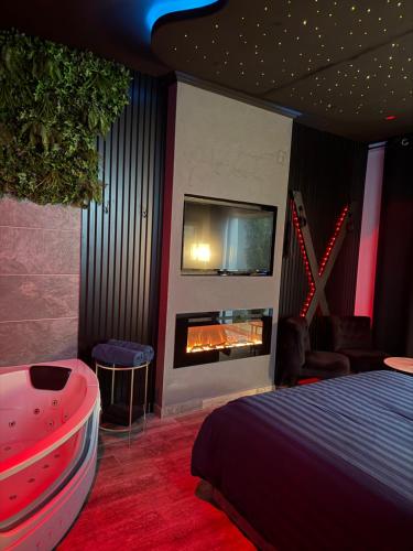 - une chambre avec un lit et une cheminée dans l'établissement LoveroomXspa, à Bourg-Saint-Christophe