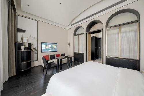 Louie Castle Sycamore Hotelにあるテレビまたはエンターテインメントセンター