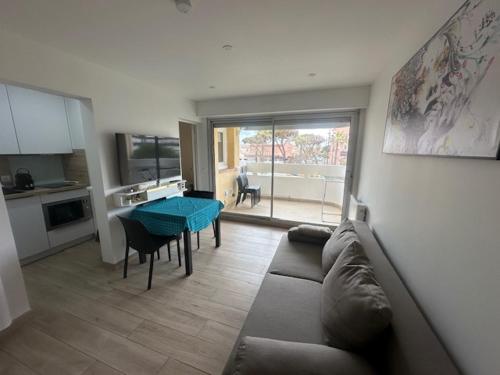 un salon avec un canapé et une table dans l'établissement Tout confort au BARCARES, au Barcarès