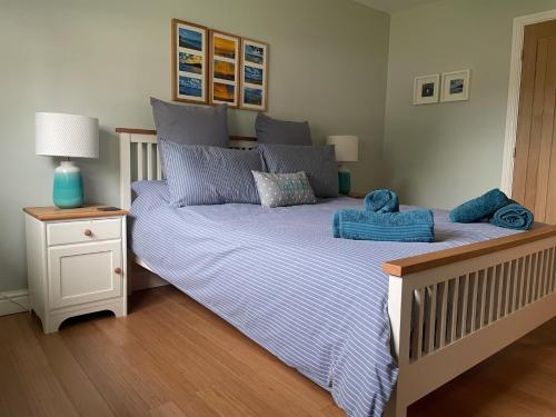 Postel nebo postele na pokoji v ubytování Your Saundersfoot getaway - relax explore and make memories at Berts Bungalow