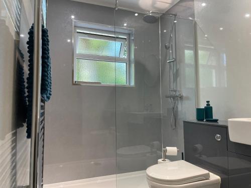 Koupelna v ubytování Your Saundersfoot getaway - relax explore and make memories at Berts Bungalow