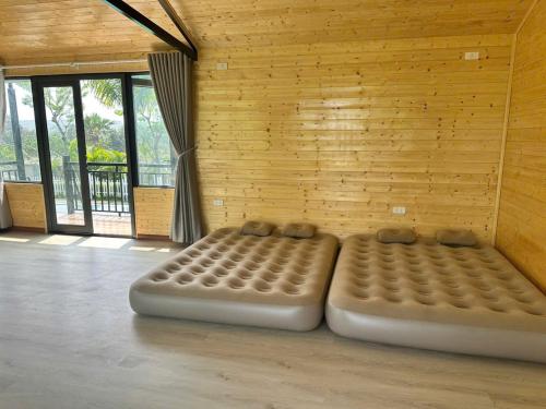 Trai SonにあるYellow Homestayの木製の壁の客室にソファが備わります。