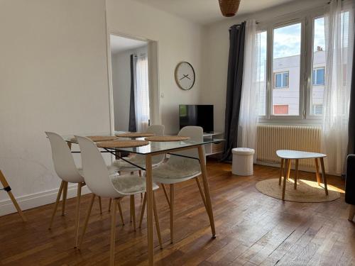 une salle à manger avec une table et des chaises dans l'établissement Comfort in the Heart of Dijon, à Dijon