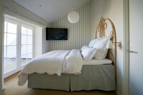 Postel nebo postele na pokoji v ubytování Borre Knob Fjordhotel