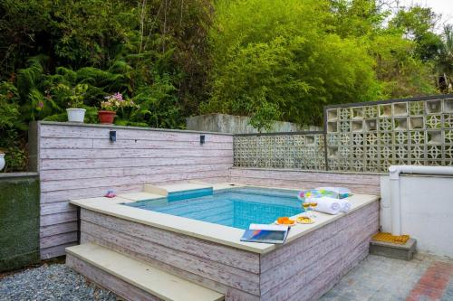 Bazén v ubytování ELIVAAS Serenita Abode 3BHK Villa With Plunge Pool, Garden & Terrace Near Sahastradhara nebo v jeho okolí