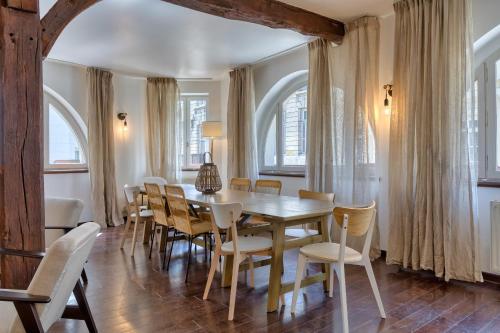 une salle à manger avec une table et des chaises dans l'établissement Geoffroy sublime duplex à proximité de la place du vieux marché, à Rouen