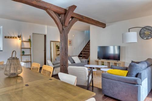 un salon avec une table et des chaises et une salle à manger dans l'établissement Geoffroy sublime duplex à proximité de la place du vieux marché, à Rouen