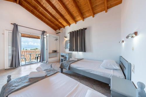 Postel nebo postele na pokoji v ubytování Kavos Panorama Complex