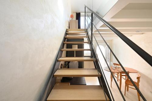 - un escalier dans une maison avec des marches en bois dans l'établissement 535 Le Duplex - Renovated and bright house, à Saint-Martin-de-Ré