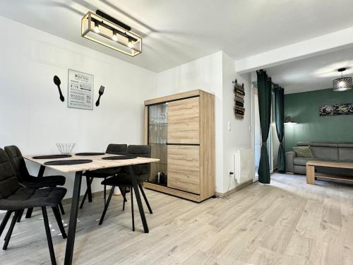 une pièce avec une table et des chaises et une chambre dans l'établissement L'élégant, Mulhouse, à Mulhouse