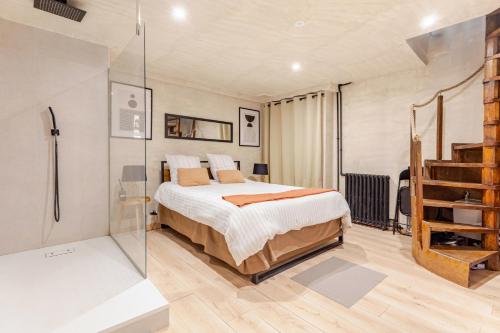 une chambre avec un lit et une douche en verre dans l'établissement Duplex Luxe - Sauna & Jacuzzi Privatif, à Montrouge