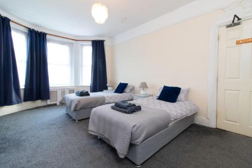 a bedroom with two beds and a couch at Thornbury Guest House Room 4 in Southampton