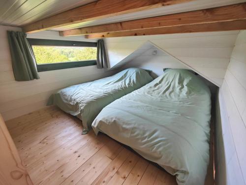 Postel nebo postele na pokoji v ubytování Tiny House Le Petit Nid du Pré